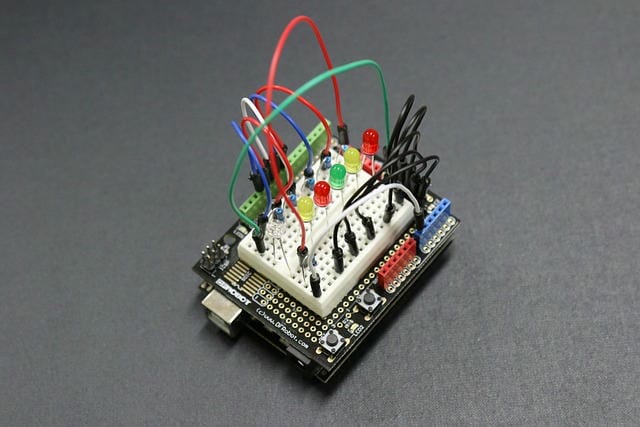 電子機器を支える革新技術プリント基板の進化と製造現場の最前線